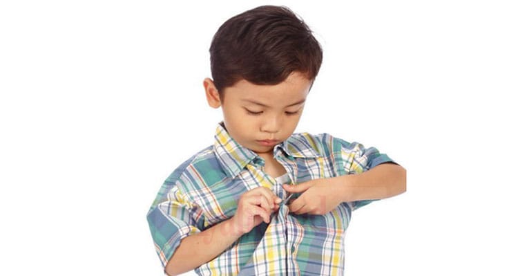 mengancingkan baju